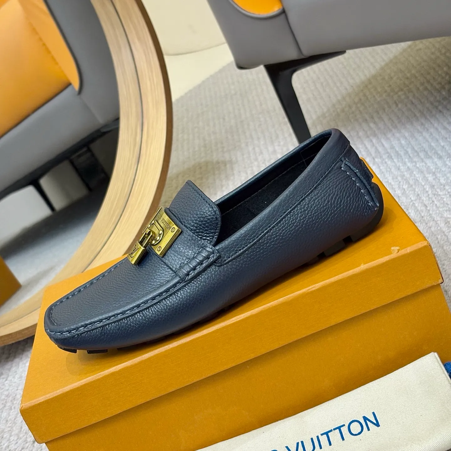 Men's men's shoes 💰420 (Yangli) LV 2⃣️0⃣️2⃣️5️⃣Spring and summer counter GLORIA series models ✈️Original factory special leather production, original last type. A classic driving slip-on casual shoe that shows an elegant style with exquisite craftsmanship details such as Monogram embossing all over the upper🌀Italian imported calfskin fabric Sheepskin foot pads➕Inside～Private mold replica sole Unique style Comfortable driving slip-on Size: 4-12 (38-46) Comes with [Counter packaging: original box, wrapping paper, card, instruction manual, shoehorn, cloth bag] No pressure to enter and leave the counter!